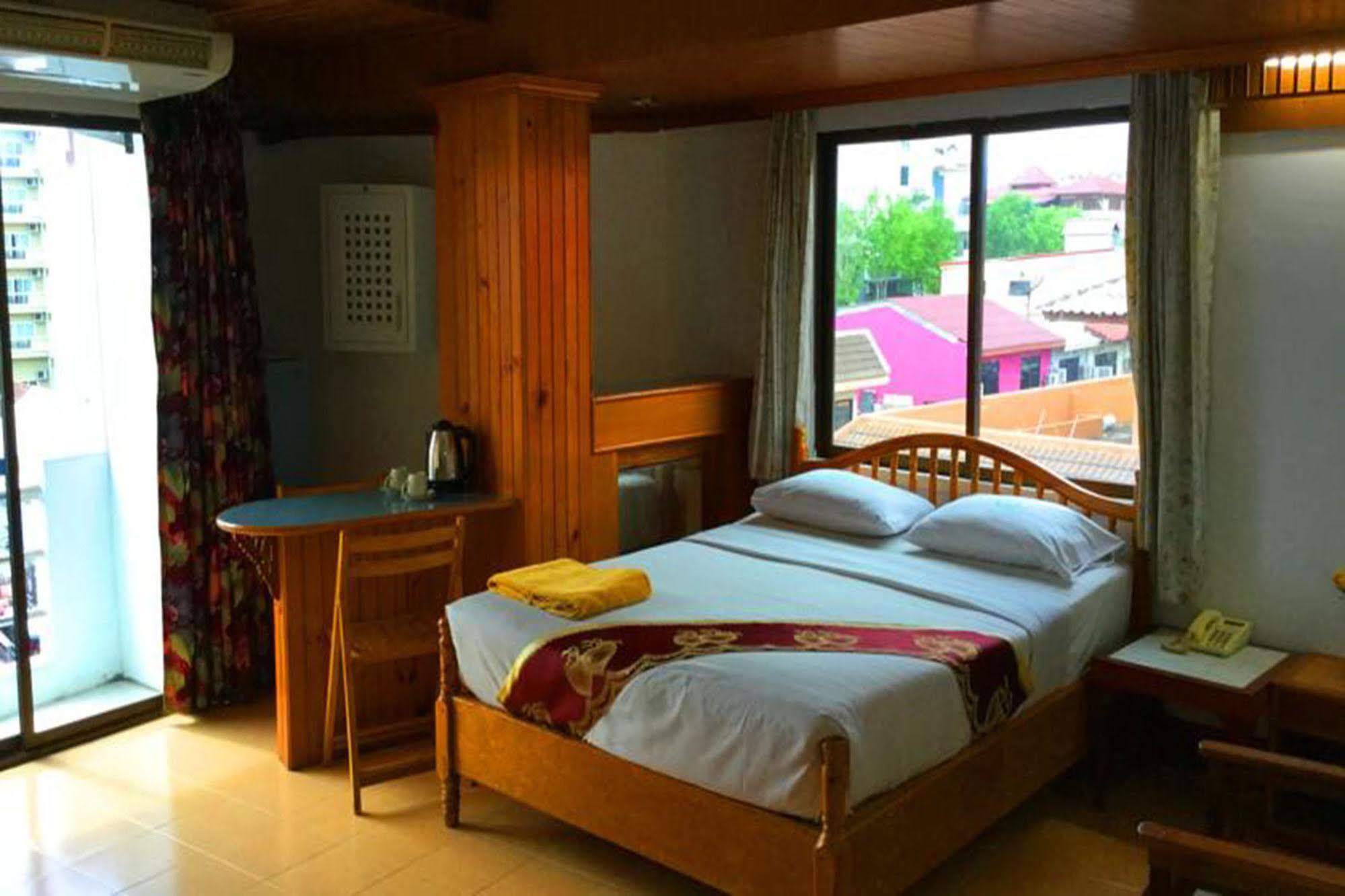 Bliss Mansion Hotell Pattaya Exteriör bild
