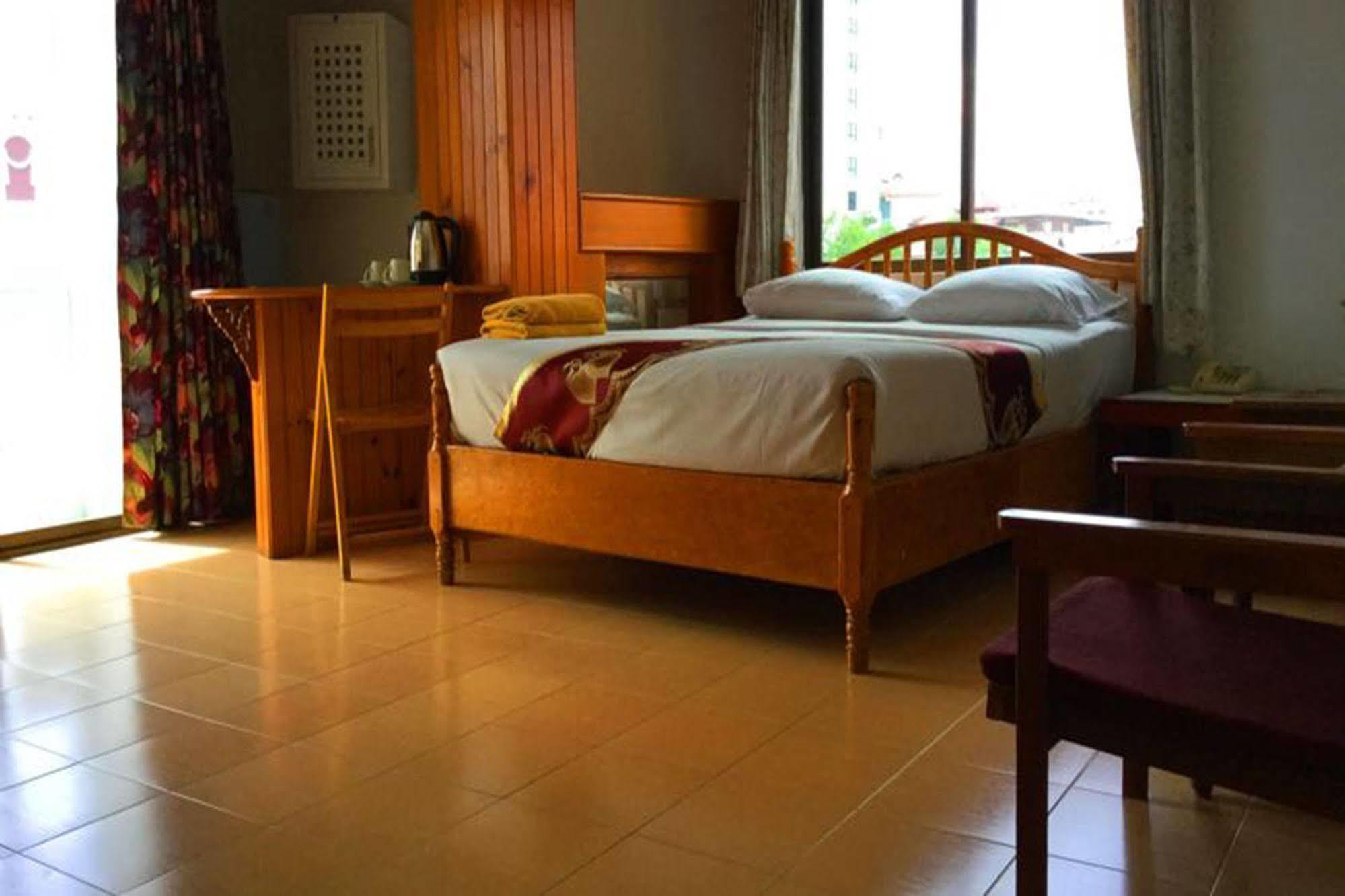 Bliss Mansion Hotell Pattaya Exteriör bild
